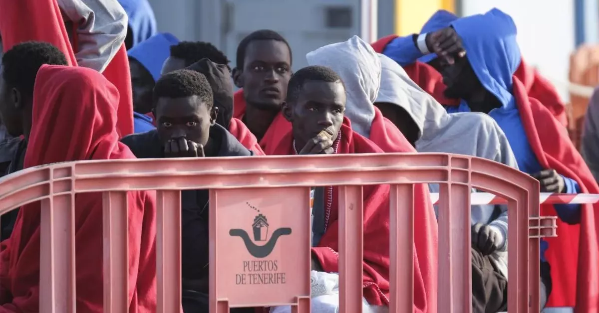 Inmigrantes llegan en cayuco a Los Cristianos (Tenerife) / EFE - ARCHIVO