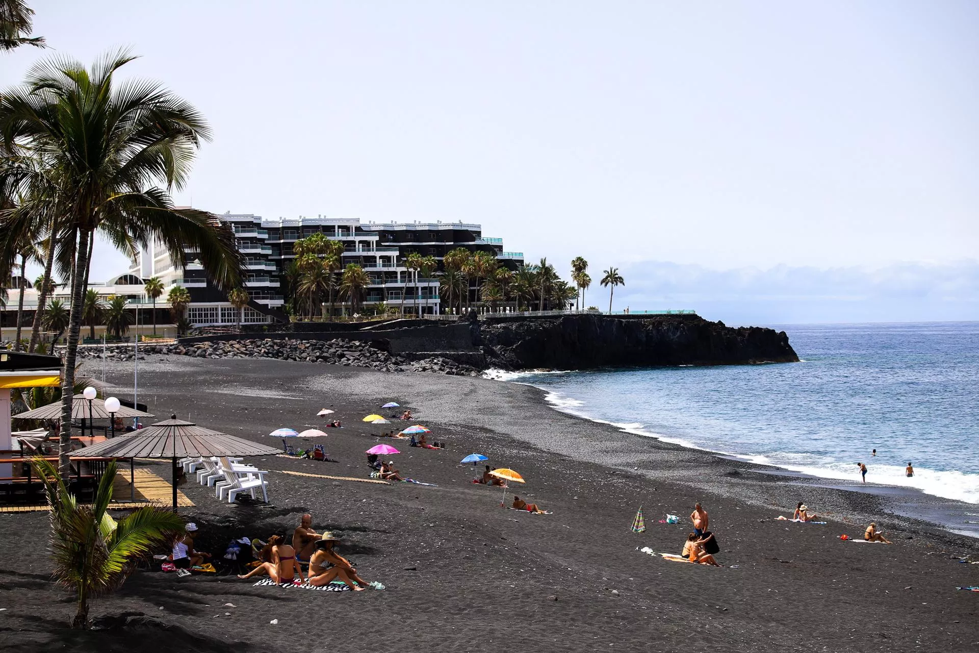 Panorámica de la playa de Puerto Naos, con el Hotel Sol La Palma al fondo. / LUIS G. MORERA-EFE