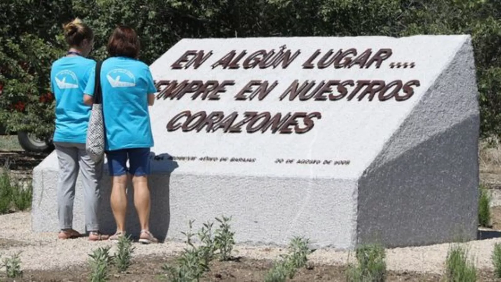 Homenaje en el monumento ubicado en el lugar donde tuvo lugar el accidente del Vuelo JK5022. / EFE