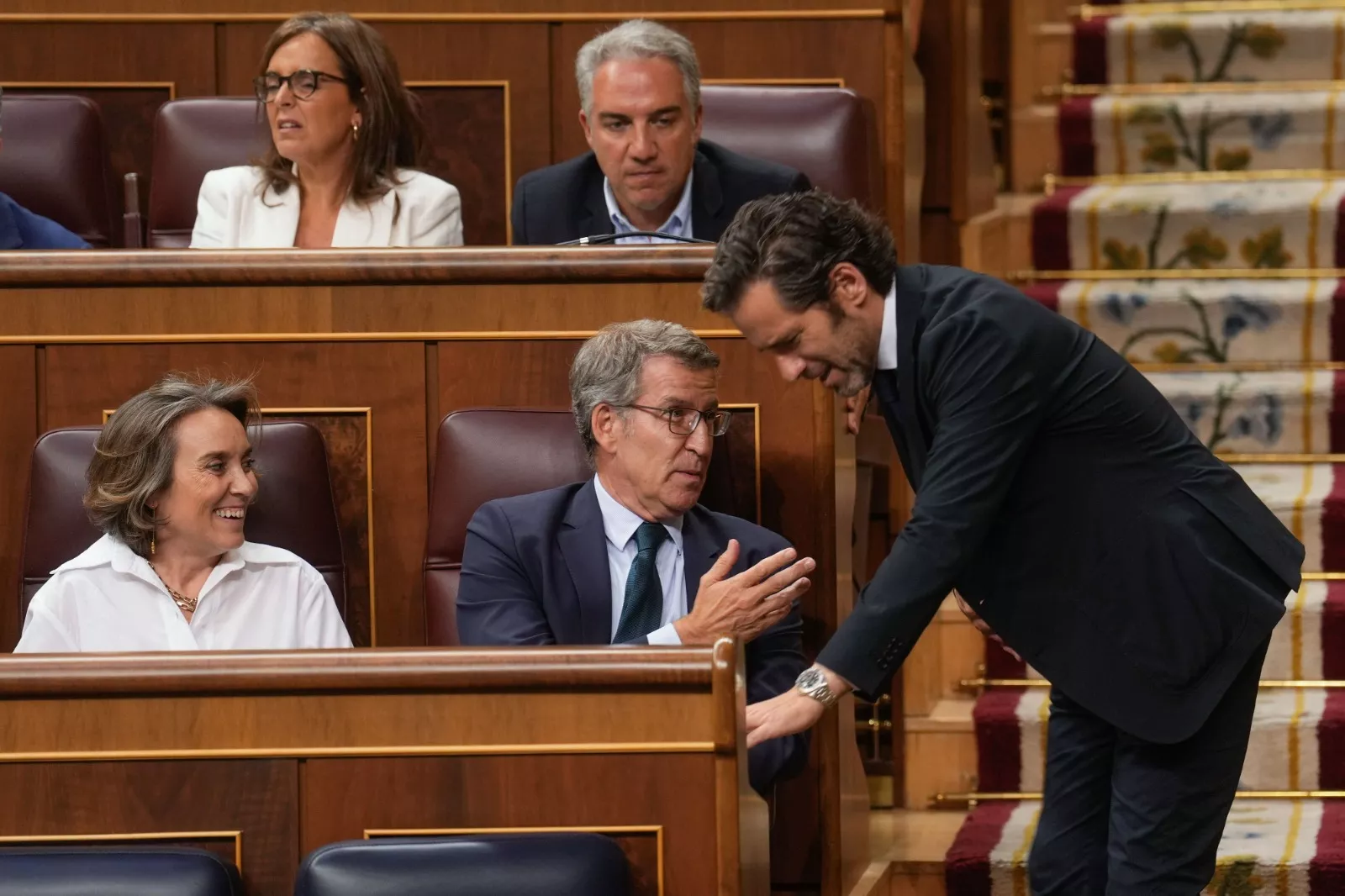 El líder del Partido Popular, Alberto Núñez Feijóo (c), conversa con el diputado Borja Sémper, durante el pleno del Congreso de los Diputados celebrado este martes. / EFE