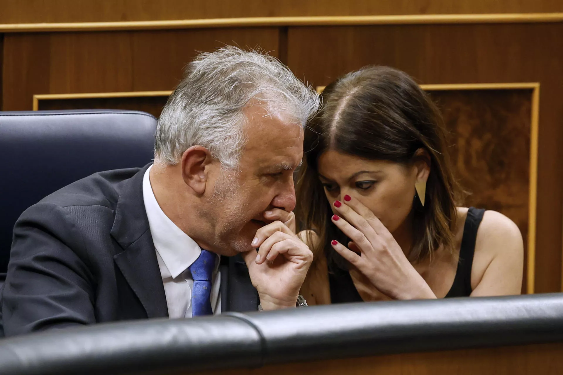 Sira Rego, ministra de Juventud e Infancia, conversa con Ángel Víctor Torres, ministro de Política Territorial y Memoria Democrática, durante el pleno en el que PP, Vox y Junts tumbaron la reforma de la Ley de Extranjería. / 