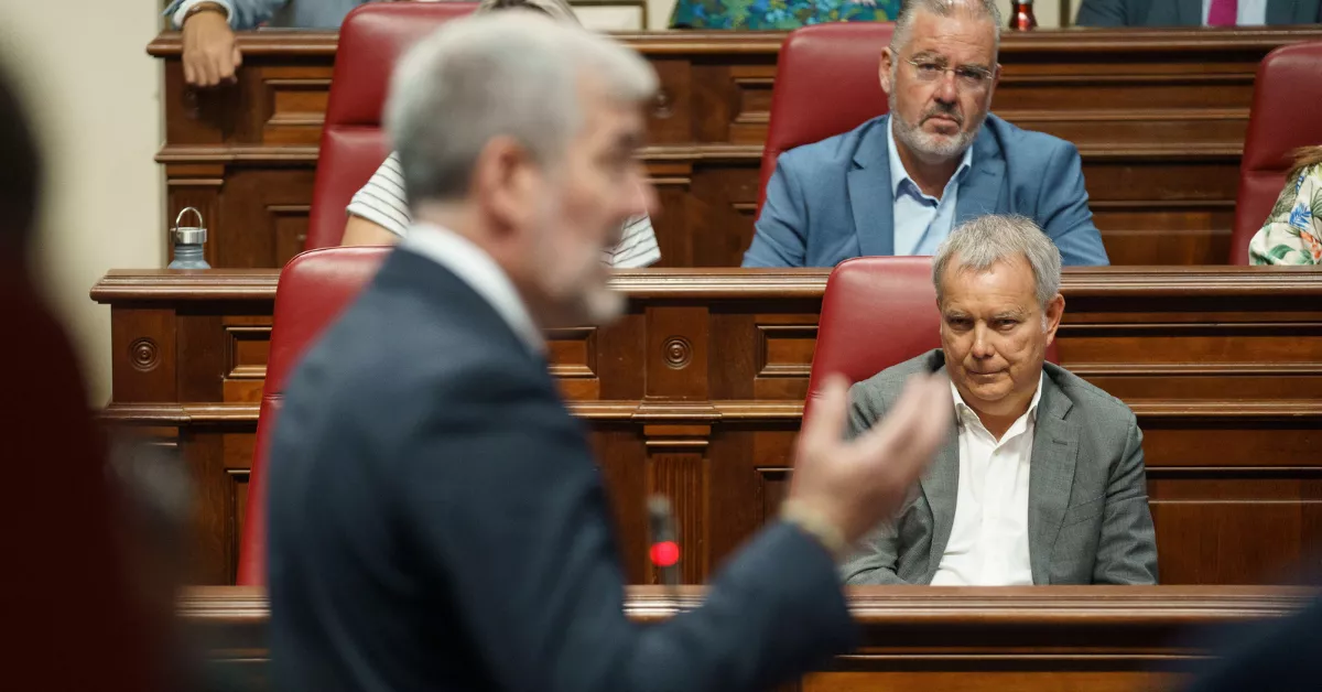 El portavoz del grupo Socialista, Sebastián Franquis (d) escucha al presidente de Canarias, Fernando Clavijo, durante un pleno del Parlamento de Canarias. / EFE - ARCHIVO