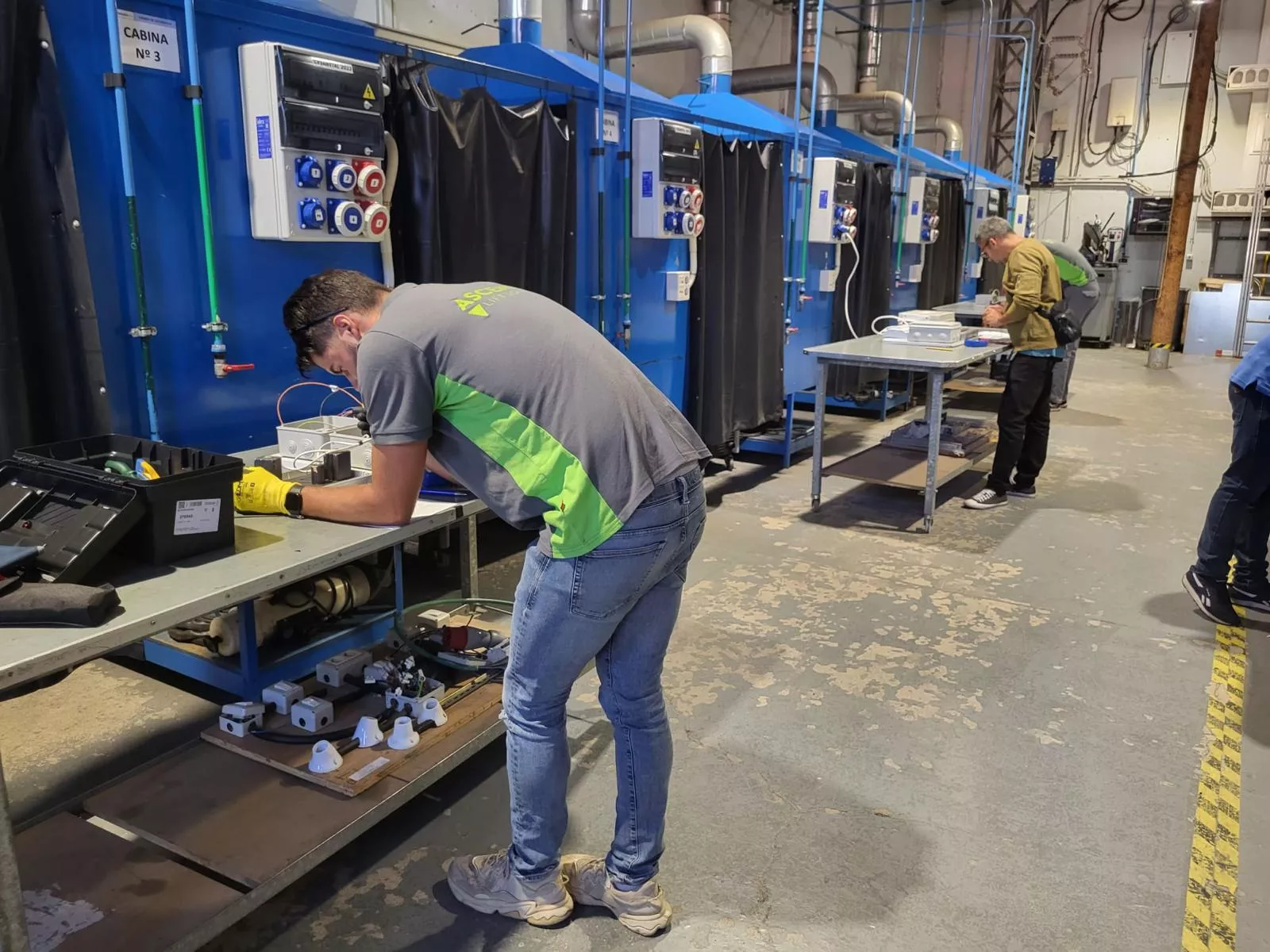 En la imagen, algunos de los profesionales que aprobaron el examen para mantenedor conservador de ascensores. / FEMETE