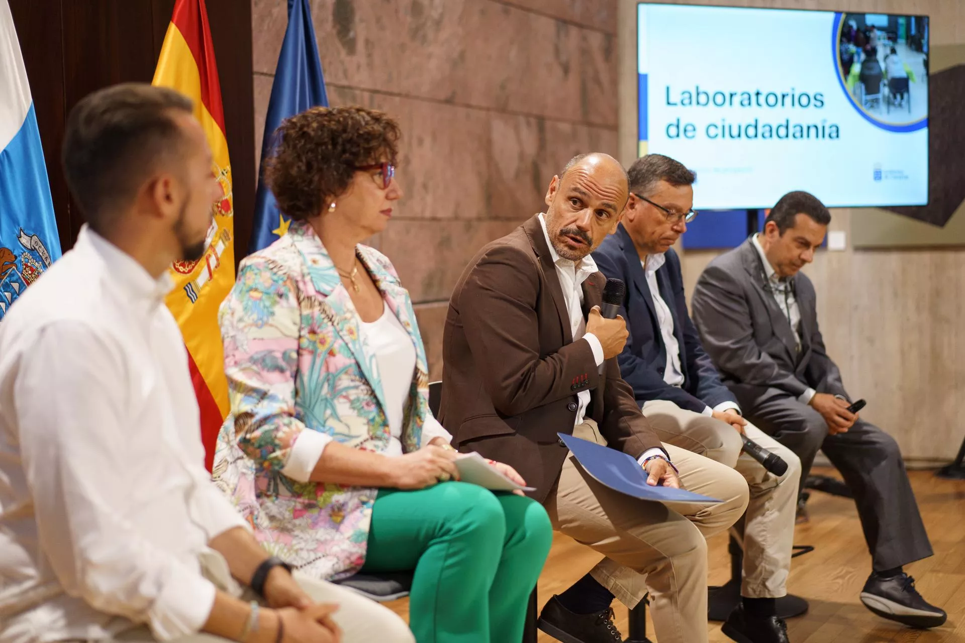 Alfonso Cabello (c), la directora de Participación Ciudadana, Carmen Delia Alberto (2i); el concejal de Tijarafe Aitor Rodríguez (i); el director técnico de Tajealab, José Carlos Hernández González (d) y el alcalde Valsequillo, Francisco Ata Pérez (2d)./ EFE