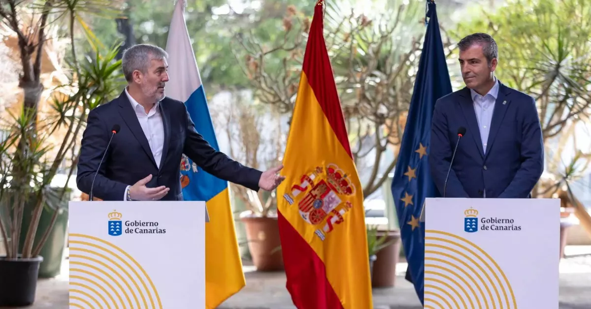 A la izquierda, Fernando Clavijo, presidente del Gobierno de Canarias; a la derecha, Manuel Domínguez, consejero de Economía / EFE - MIGUEL BARRETO