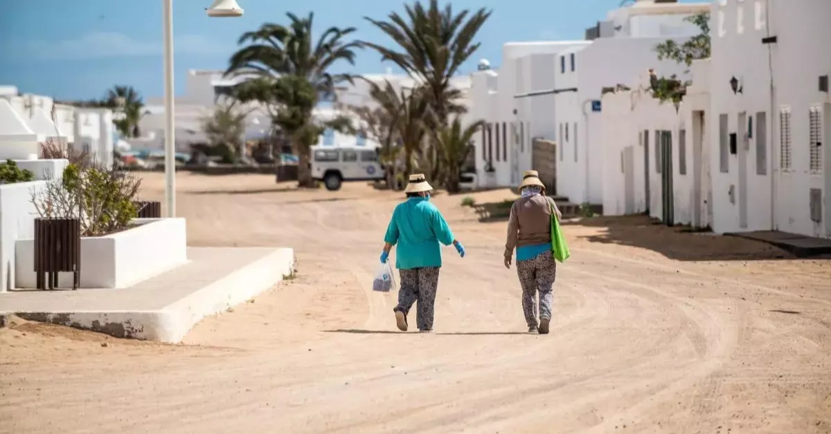 Dos mujeres pasean en La Graciosa. /EFE   