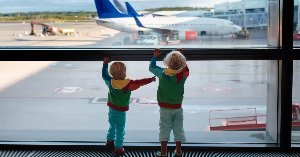 Niños menores en un aeropuerto / AH