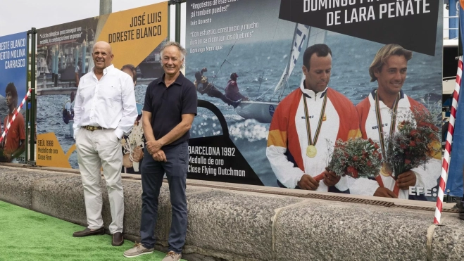 Domingo Manrique y Luis Doreste, campeones en Barcelona 92, posan en el nuevo mural en homenaje a los medallistas olímpicos del Real Club Náutico de Gran Canaria. / QUIQUE CURBELO-EFE Domingo Manrique y Luis Doreste, campeones en Barcelona 92, posan en el nuevo mural en homenaje a los medallistas olímpicos del Real Club Náutico de Gran Canaria. / QUIQUE CURBELO-EFE