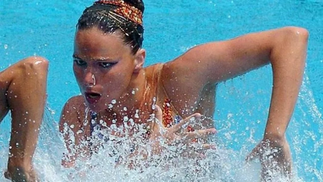 Paola Tirados, en pleno ejercicio de natación sincronizada. / EFE Paola Tirados, en pleno ejercicio de natación sincronizada. / EFE