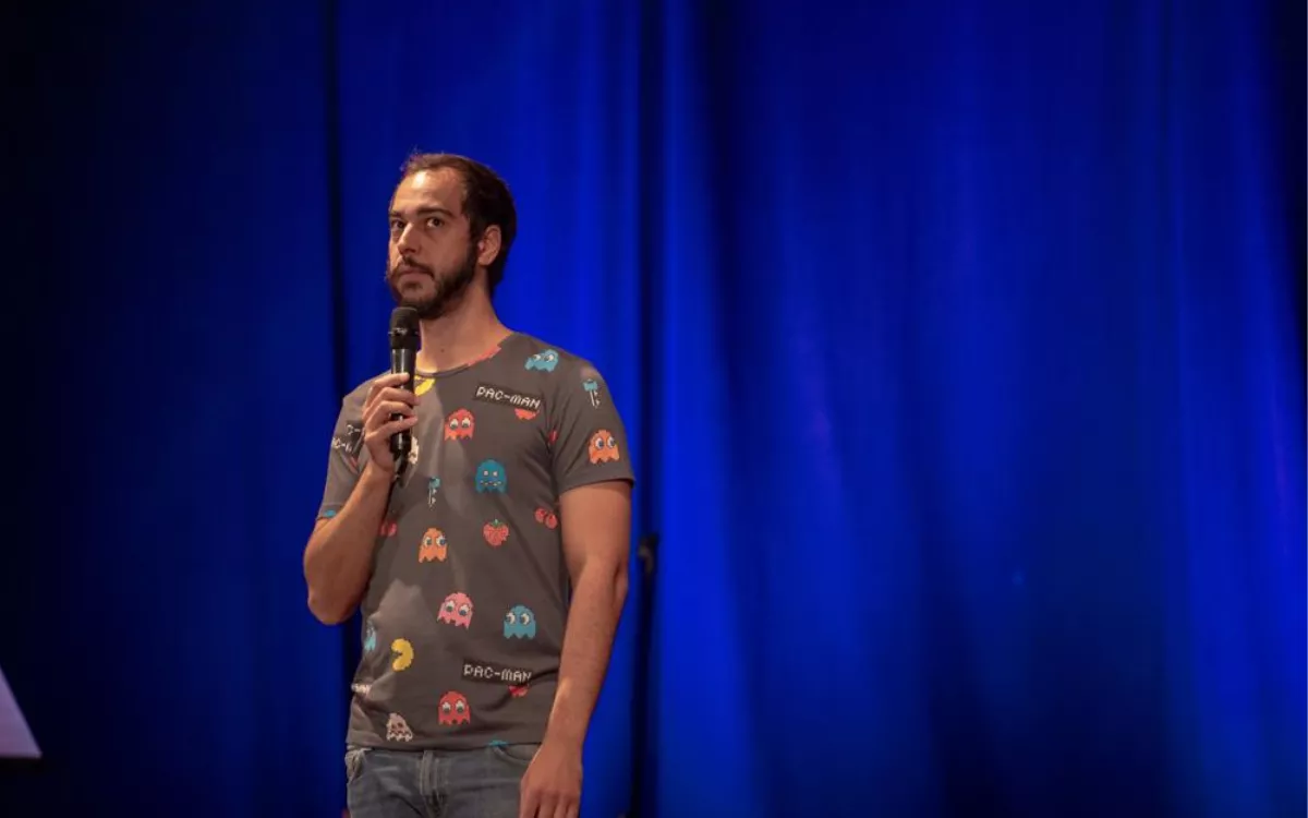 Aarón Gómez presenta ‘Lo de esta noche’ en Tito’s Teatro con un invitado especial: Abián Gómez. / AH