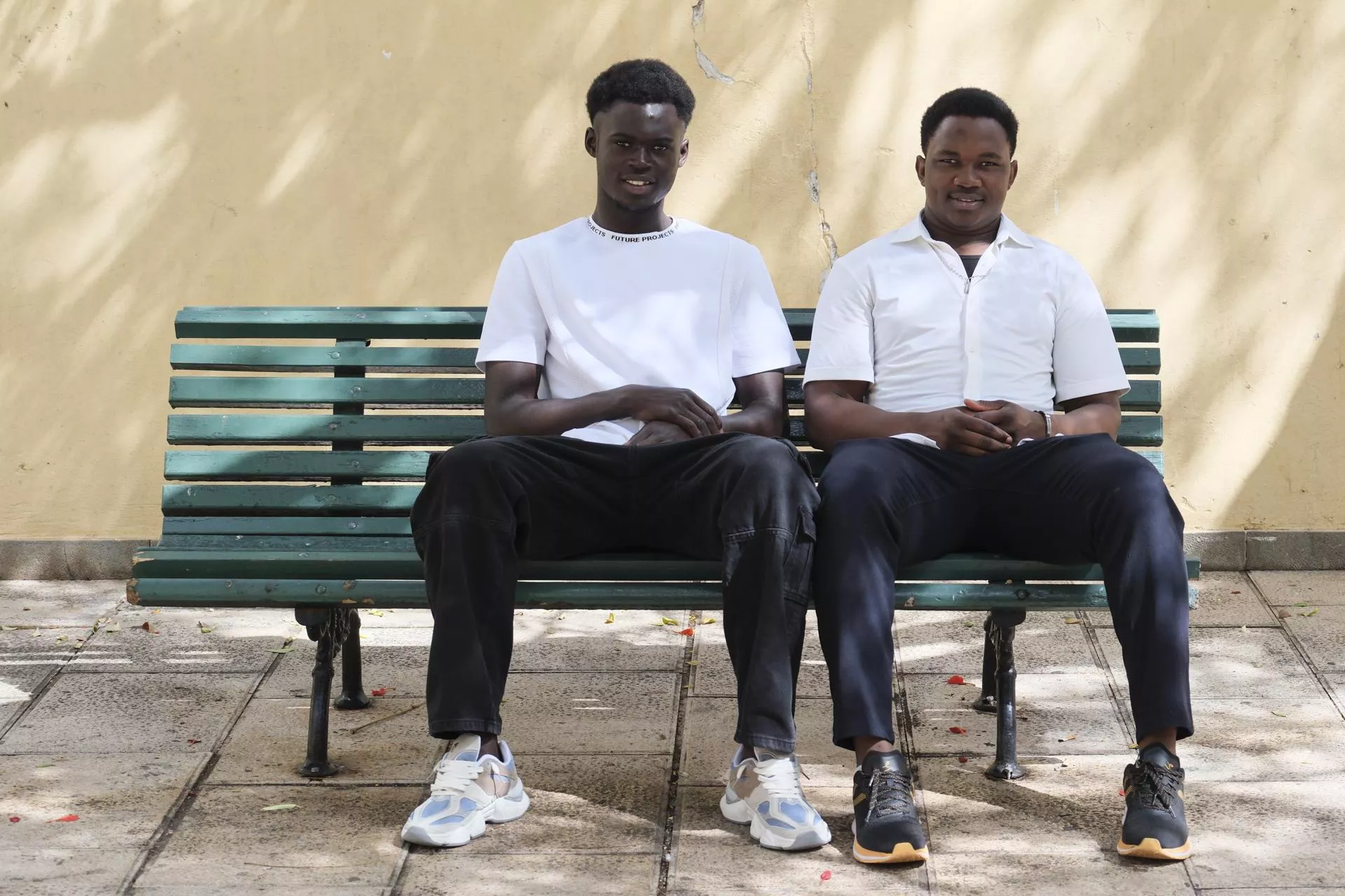 Los jóvenes migrantes Mor Mbengue (i), de Senegal, y Brehima Niakate (d), de Mali, cuentan a EFE su experiencia tras abandonar el centro de menores al cumplir los 18 años y sus expectativas en España tras llegar a Canarias en cayuco. / ALBERTO VALDÉS-EFE