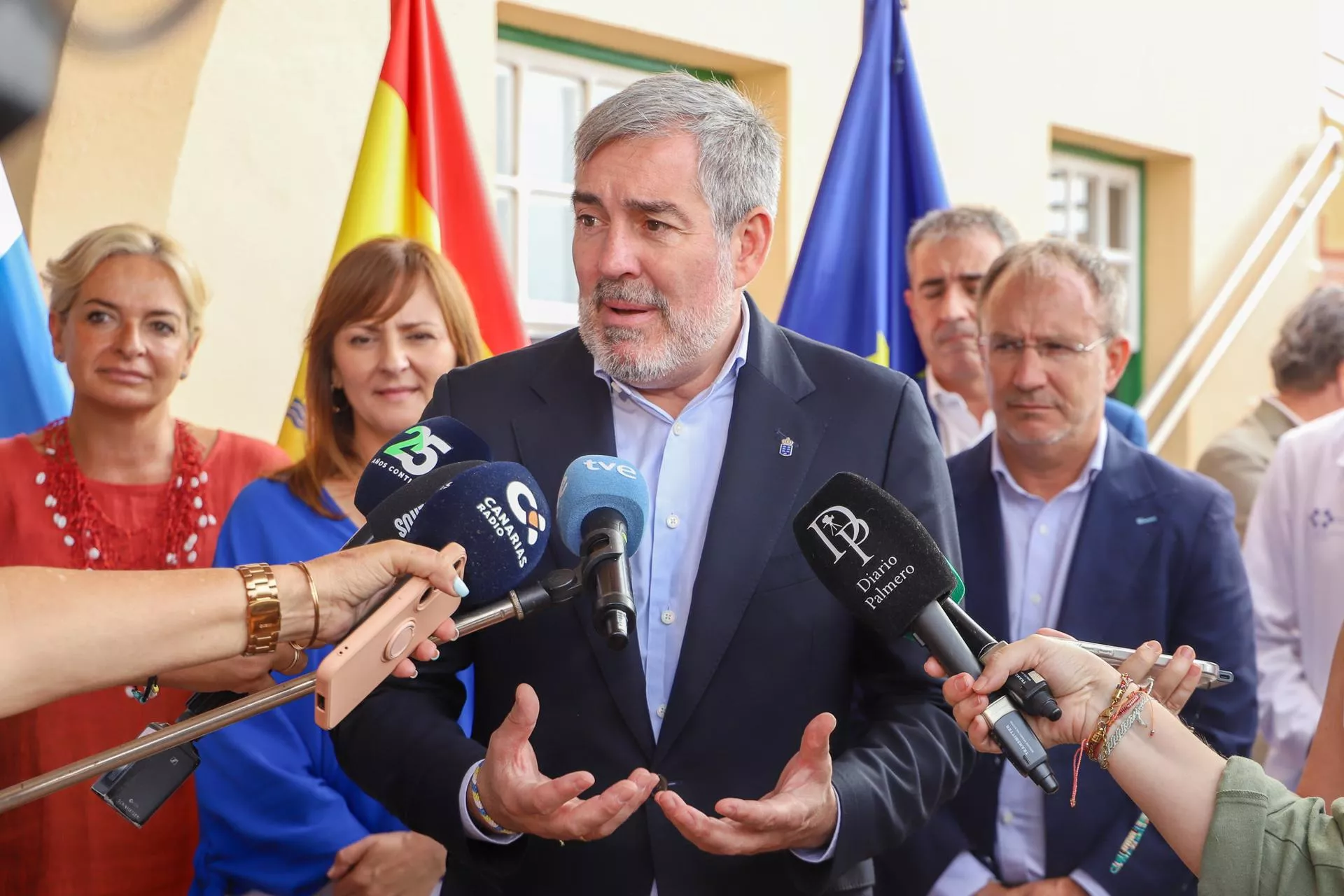 El presidente de Canarias, Fernando Clavijo, hablando sobre los menores migrantes / EFE - LUIS G MORERA