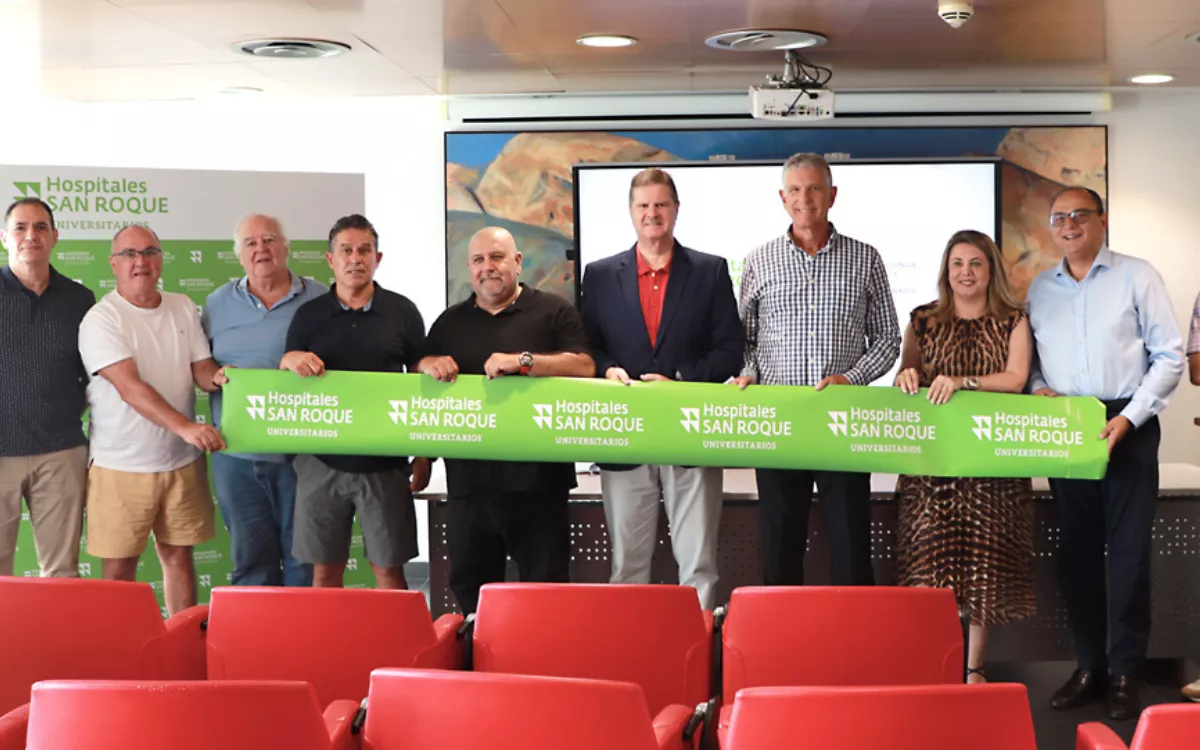 Representantes de los nueves equipos de que forman el Club de Élite posan con Herminia Rodríguez Rosas, vicepresidenta de Hospitales Universitarios San Roque después de la firma del acuerdo. / AH 