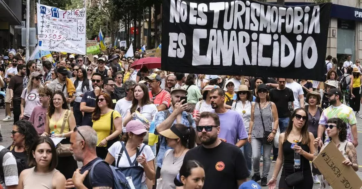 Personas en la manifestación en contra del modelo turístico el 20 de abril / EFE - ALBERTO VALDÉS