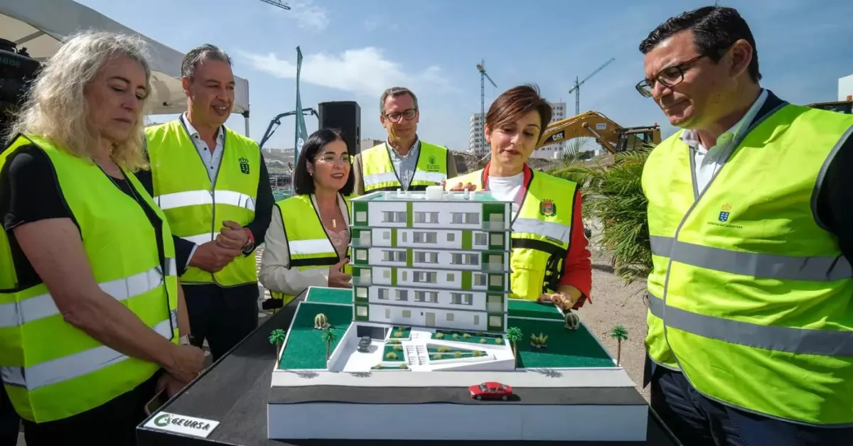 La ministra de Vivienda, Isabel Rodríguez, con el consejero de Obras Públicas del Gobierno de Canarias, Pablo Rodríguez / EFE