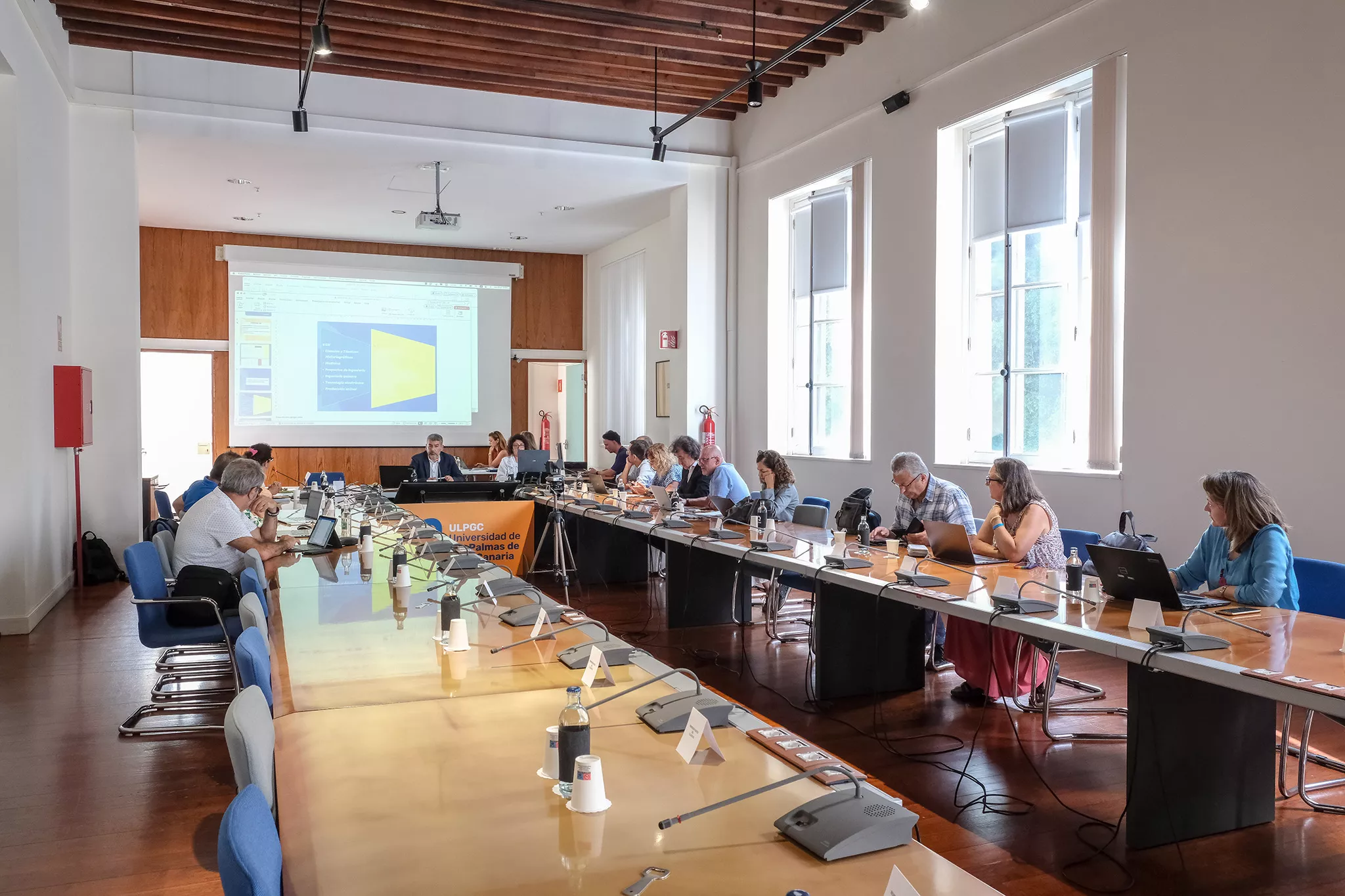 El Consejo de Gobierno de la ULPGC se reunió este jueves para aprobar la convocatoria de 23 nuevas plazas docentes y la modificación de la RPT. / AH El Consejo de Gobierno de la ULPGC se reunió este jueves para aprobar la convocatoria de 23 nuevas plazas docentes y la modificación de la RPT. / AH