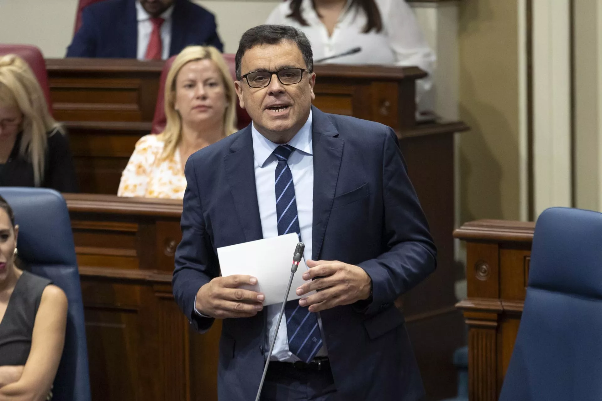 El consejero de Política Territorial, Cohesión Territorial y Aguas, Manuel Miranda, durante su intervención en el Pleno del Parlamento de Canaria. / EFE -  MIGUEL BARRETO