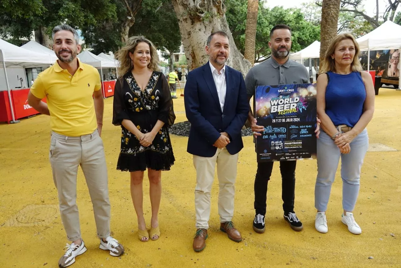 Javier Caraballero (Fiestas), Cármen Pérez (Sociedad de Desarrollo), José Manuel Bermúdez (alcalde de Santa Cruz), Bernardo Barrera (Santa Cruz World Beer Festival) y Purificación Dávila (Distrito) en la Alameda Duque Santa Elena / CEDIDA