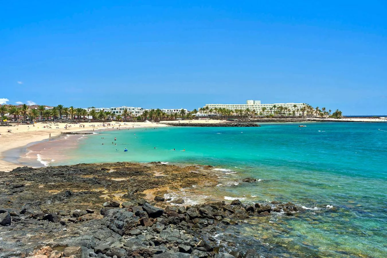 Playa de Las Cucharas en Teguise, Lanzarote. / TURISMO DE CANARIAS