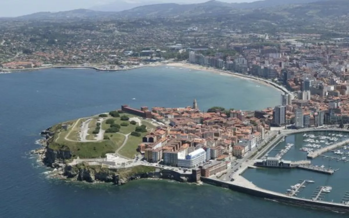 Imagen panorámica de Gijón, ciudad en la que una mujer y su hijo, residentes en Tenerife, fueron víctimas de violencia de género. / EFE Imagen panorámica de Gijón, ciudad en la que una mujer y su hijo, residentes en Tenerife, fueron víctimas de violencia de género. / EFE