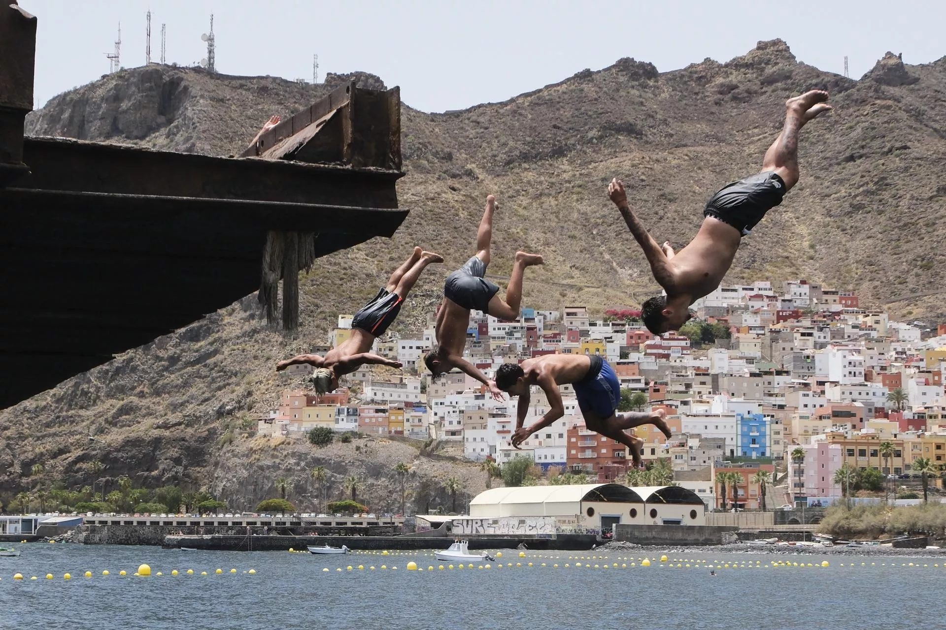 La juventud y otras brechas de la sociedad. En la imagen un grupo de jóvenes se baña en la costa de Santa Cruz de Tenerife. / ALBERTO VALDÉS-EFE
