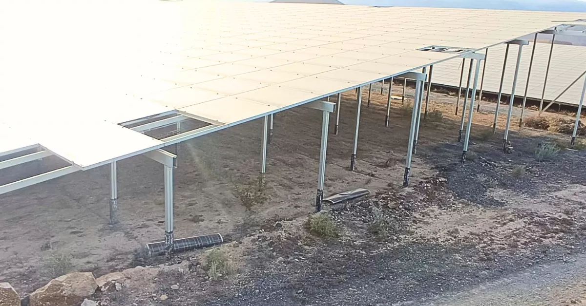 Paneles solares de las plantas Solten I y II en el suelo.  CEDIDA