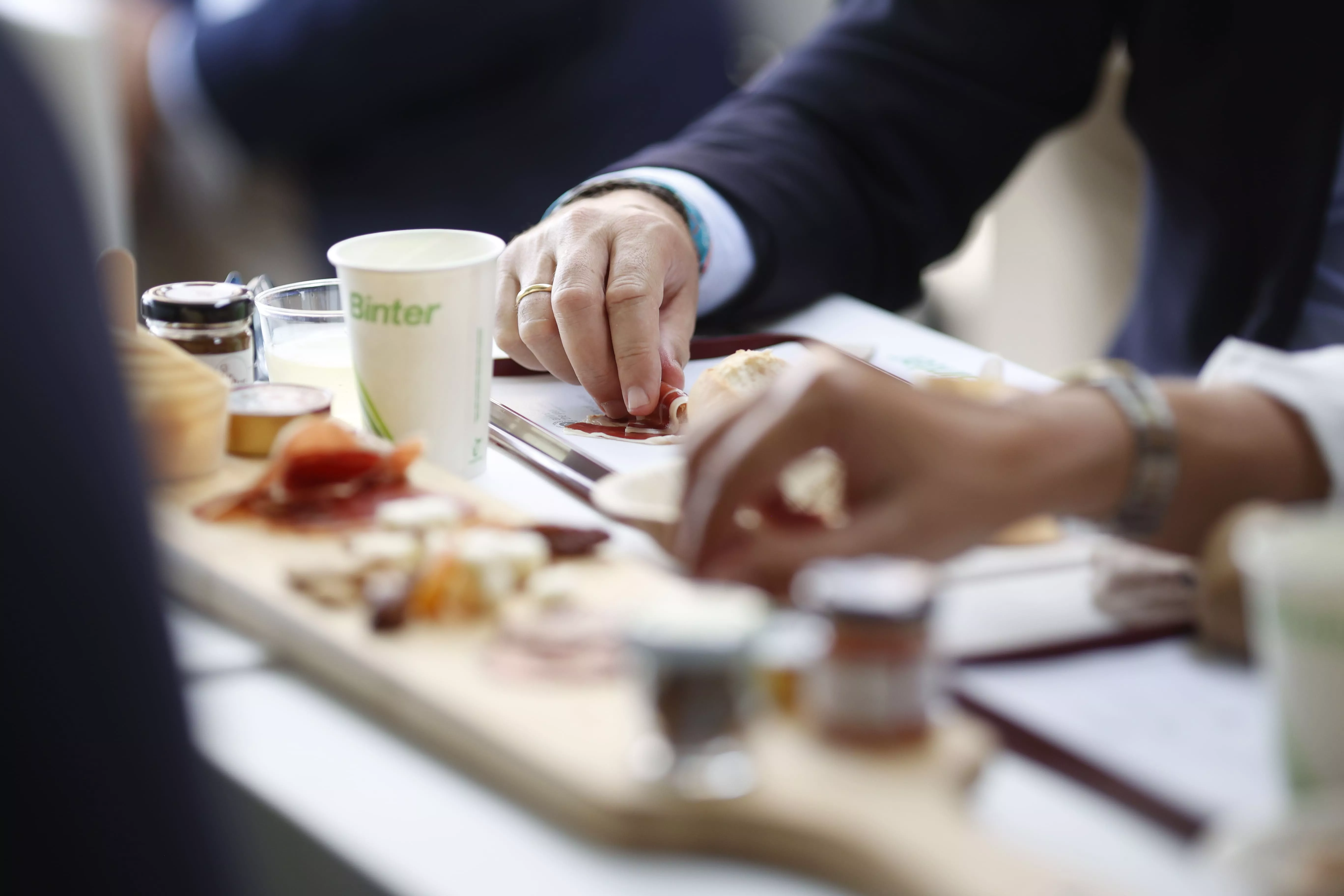 Dos invitados al acto prueban los menús gourmet ‘Más canarios y sostenibles’ de Binter. / AH