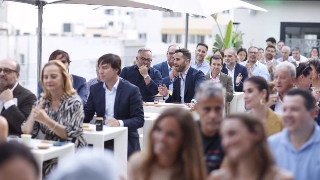 En la imagen, parte de los invitados del acto de Binter. / AH En la imagen, parte de los invitados del acto de Binter. / AH