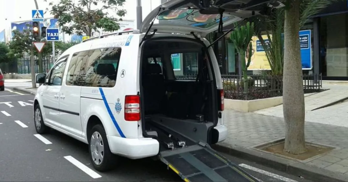 Un taxi para personas con movilidad reducida en Santa Cruz./ ARCHIVO