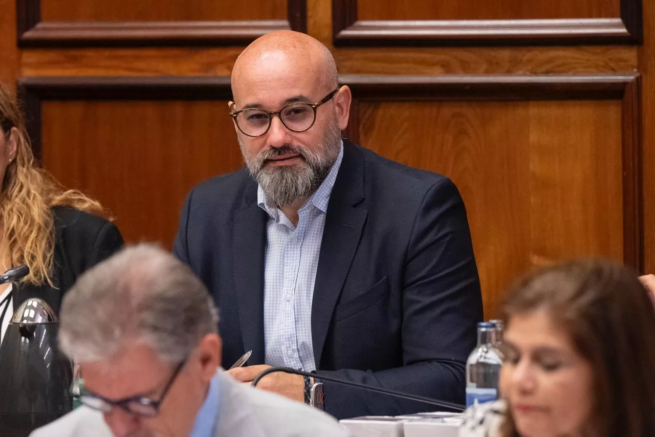 Aridany Romero, consejero de Deportes, en el pleno del Cabildo que aprobó la modificación de crédito para inyectar 1,9 millones en la ULPGC y el CN Metropole para renovar sus instalaciones. / AH