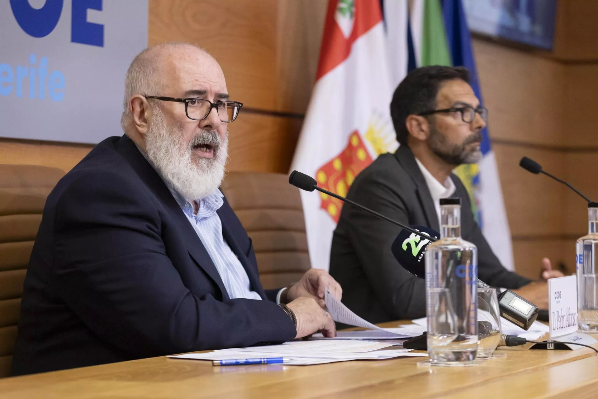 El presidente de la CEOE Tenerife, Pedro Alfonso (i), y el director de consultoría de corporación, José Miguel González (d). / EFE - MIGUEL BARRETO