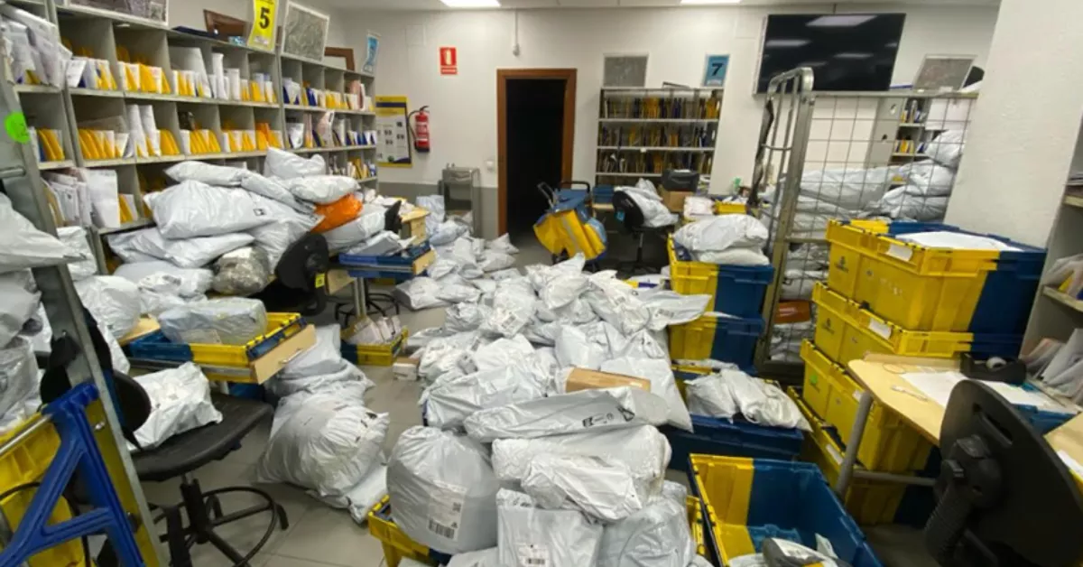 Una oficina de Correos con paquetes sin entregar / COMISIONES OBRERAS