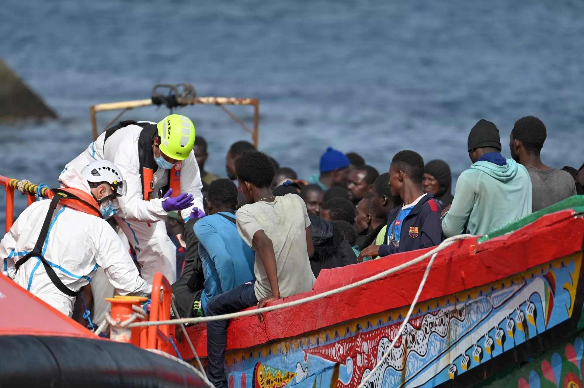 Salvamento Marítimo en la llegada de migrantes a El Hierro. / EFE - GELMERT FINOL