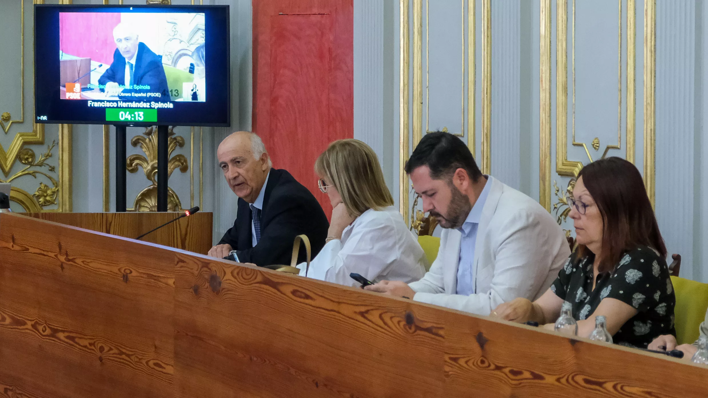 Francisco Hernández Spínola, concejal de Presidencia, Hacienda, Modernización y Recursos Humanos, explica en el pleno los dos expedientes por valor de 10,6 millones de euros destinados al pago de facturas a proveedores. / AH 