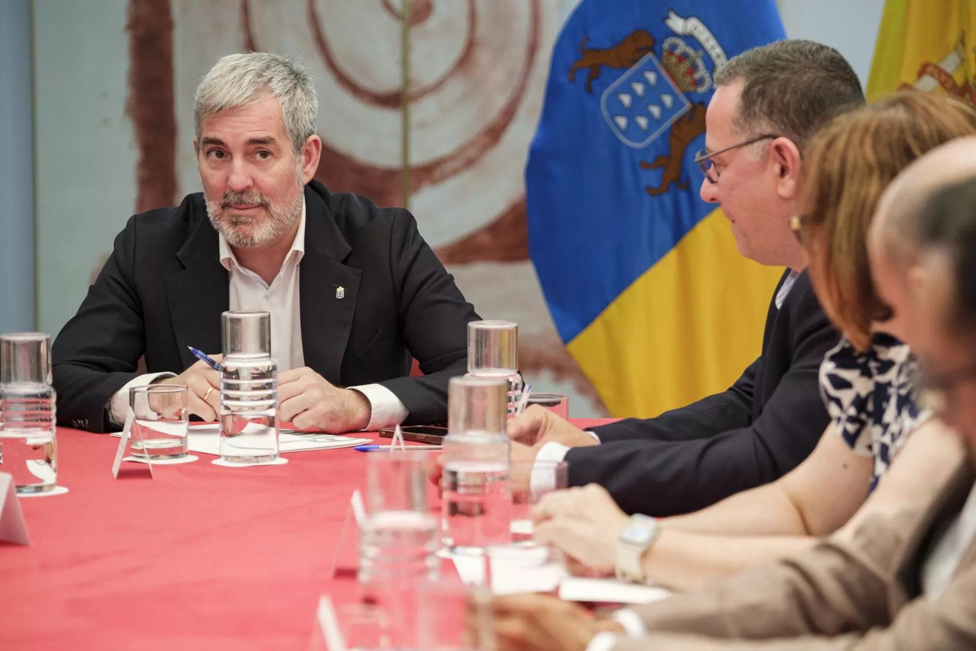 Fernando Clavijo, presidente de Canarias, se reunía este viernes con los partidos firmantes del Pacto Canario sobre Inmigración. / EFE - ÁNGEL MEDICA G
