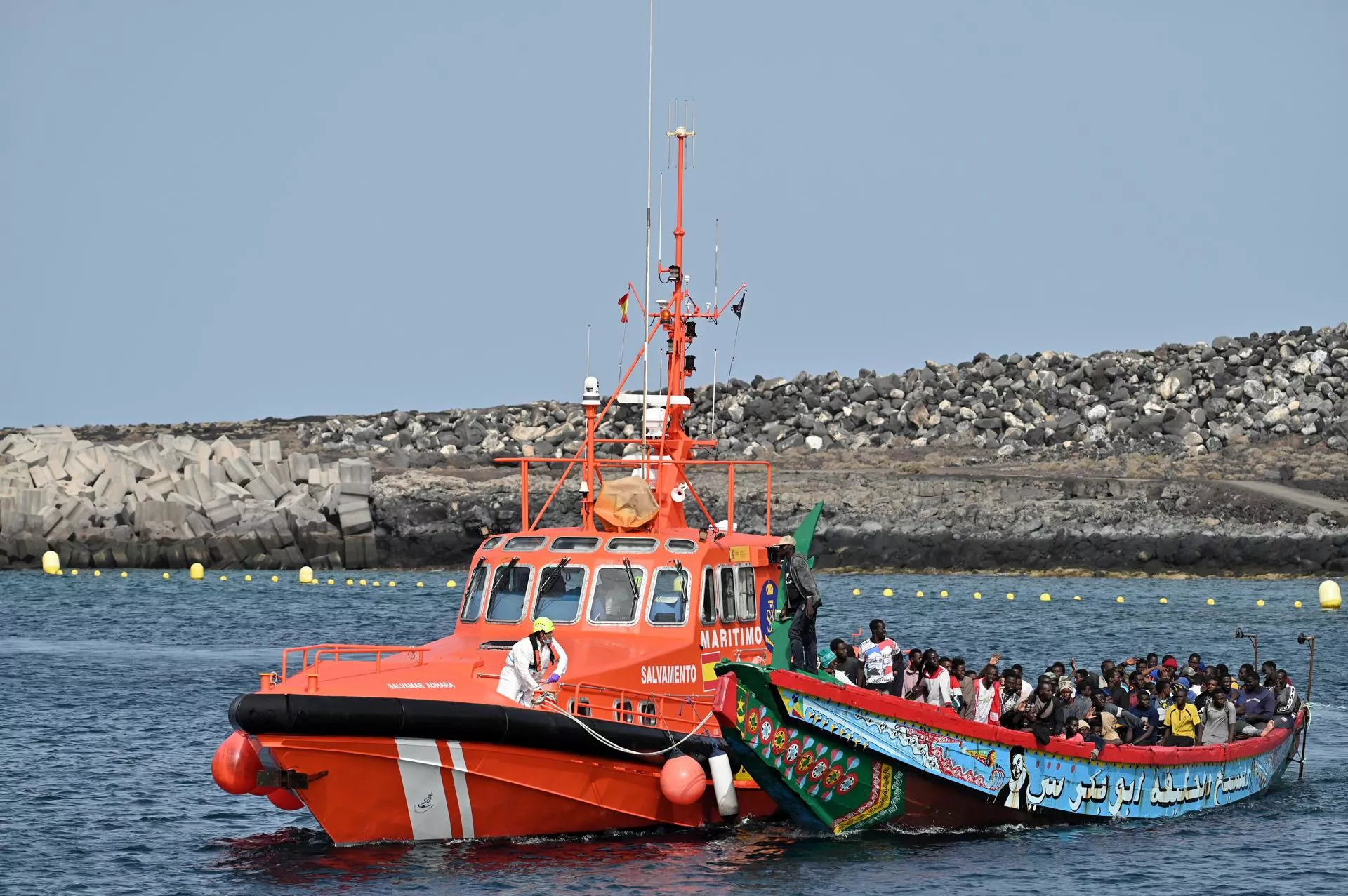 Imagen de la llegada de un cayuco a Canarias. / EFE - GELMERT FINOL 