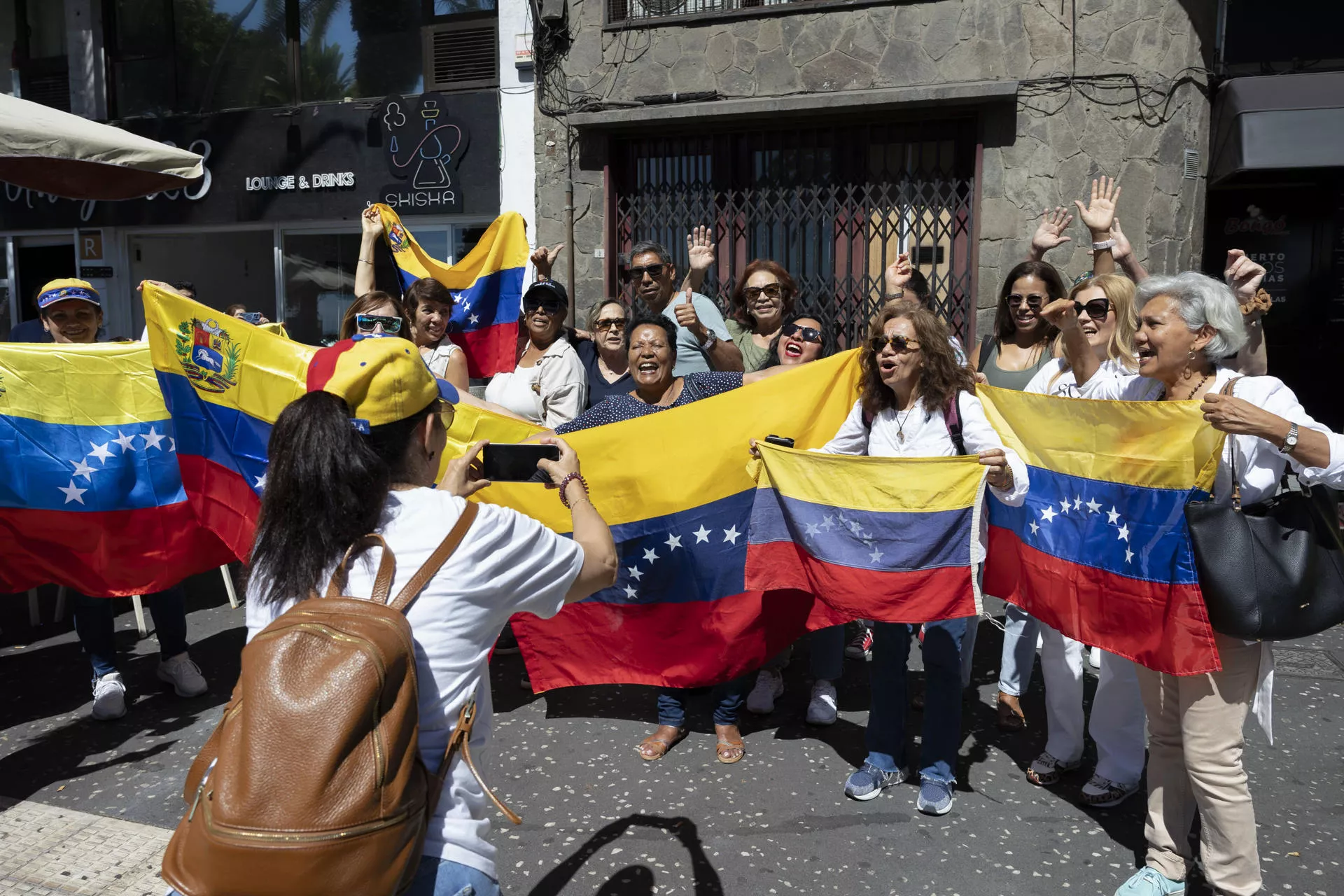El consulado de Venezuela en Santa Cruz de Tenerife es el único punto en toda Canarias donde los venezolanos que residen en las islas pueden ejercer su voto este domino en las elecciones presidenciales. / EFE - MIGUEL BARRETO
