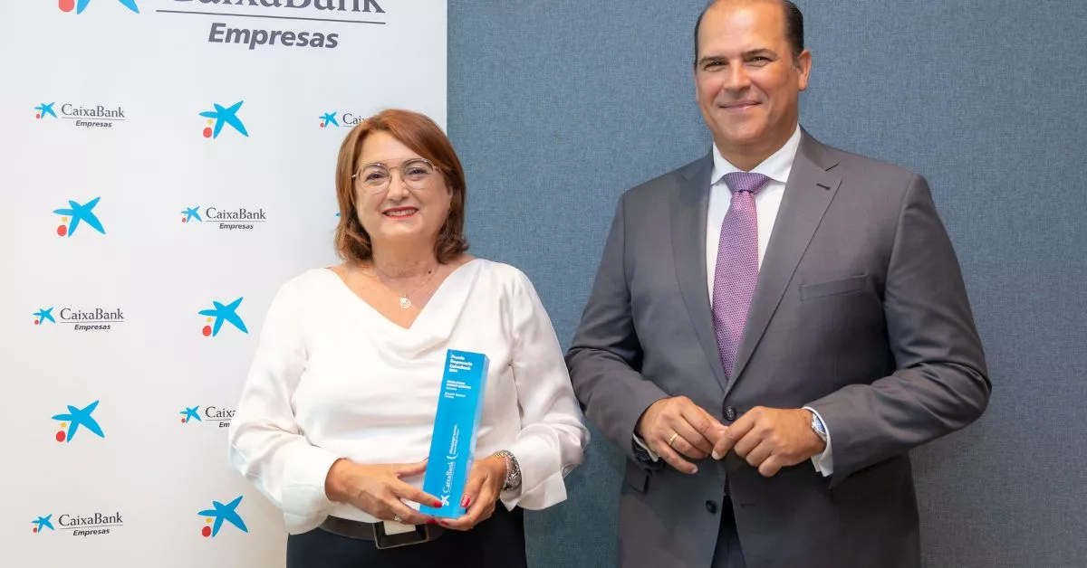 Esther Cabrera, ganadora del CaixaBank Premio Empresaria, y Manuel Afonso, director territorial de CaixaBank en Canarias / CEDIDA