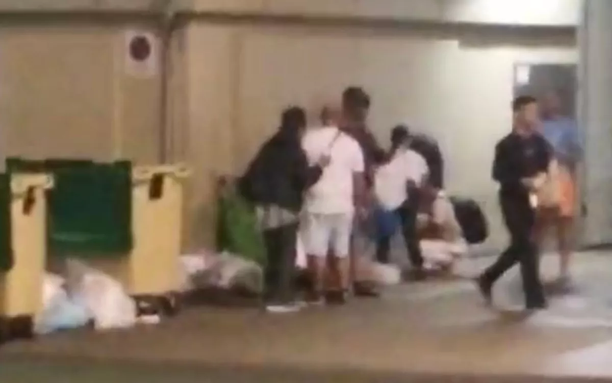 Vecinos de Las Palmas de Gran Canaria saquean los contenedores de un Hiperdino en busca de comida. / AH