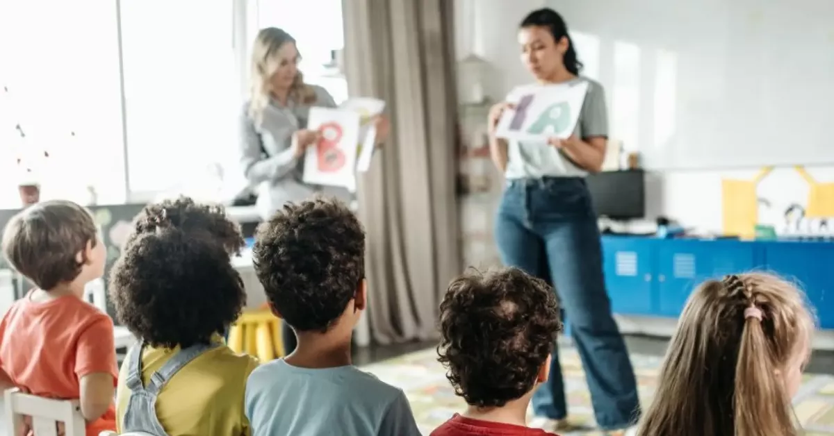 Imagen de unos alumnos en un colegio con profesoras / PEXELS