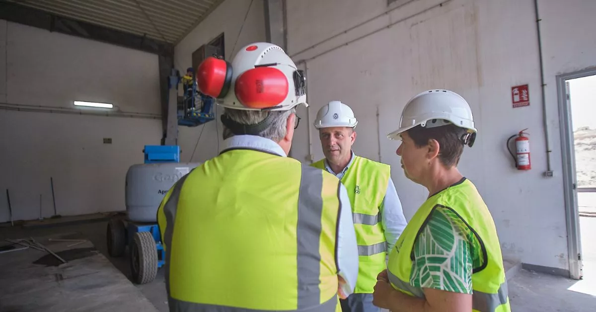 La consejera de Medio Natural, Sostenibilidad y Seguridad y Emergencias, Blanca Pérez, habla con el director insular de Residuos, Alejandro Molowny / CEDIDA