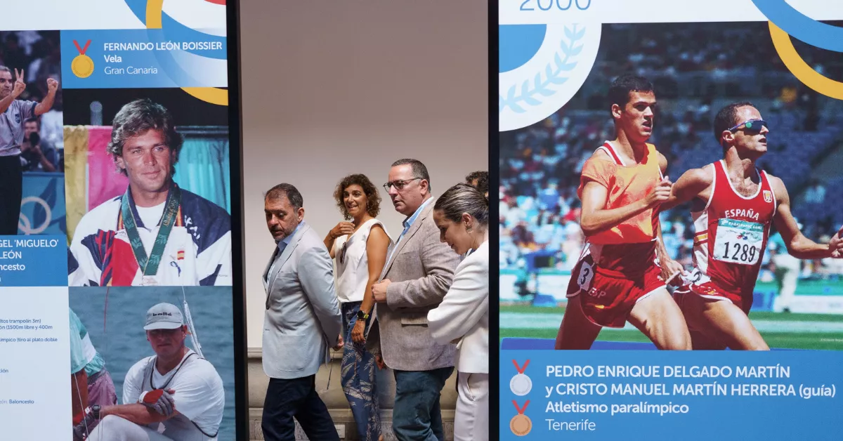 El consejero de Educación y Deportes del Gobierno canario, Poli Suárez  y el alcalde de Santa Cruz de Tenerife, José Manuel Bermúdez  / EFE - RAMÓN DE LA ROCHA