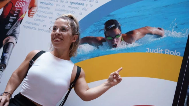 La deportista Judit Rolo, participante en natación en las olimpiadas de Río 2016, posa junto a una fotografía de la exposición itinerante 'Canarias en el Olimpo' /EFE - RAMÓN DE LA ROCHA La deportista Judit Rolo, participante en natación en las olimpiadas de Río 2016, posa junto a una fotografía de la exposición itinerante 'Canarias en el Olimpo' /EFE - RAMÓN DE LA ROCHA