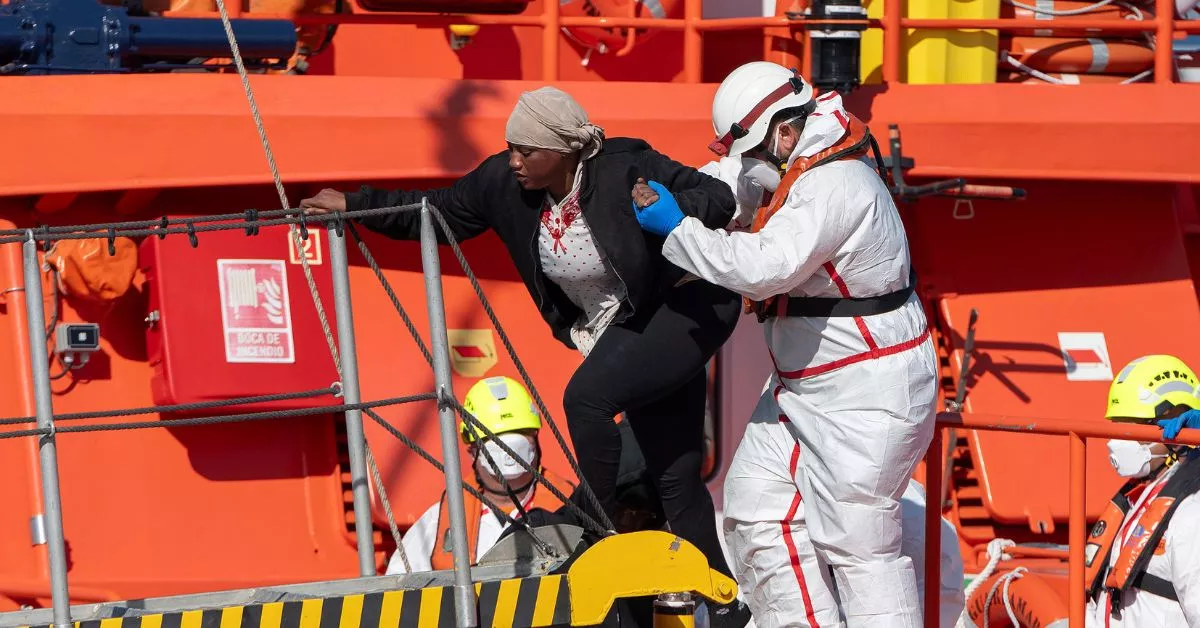 Salvamento Marítimo desembarcando a una persona migrante. / ADRIEL PERDOMO-EFE