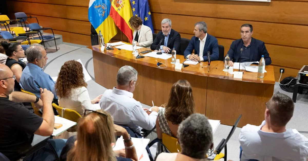 El presidente de Canarias, Fernando Clavijo, el vicepresidente, Manuel Domínguez; la consejera de Servicios Sociales, Candelaria Delgado y el viceconsejero, Francisco Candil, en el pleno del Foro Canario de la Inmigración / EFE / MIGUEL BARRETO