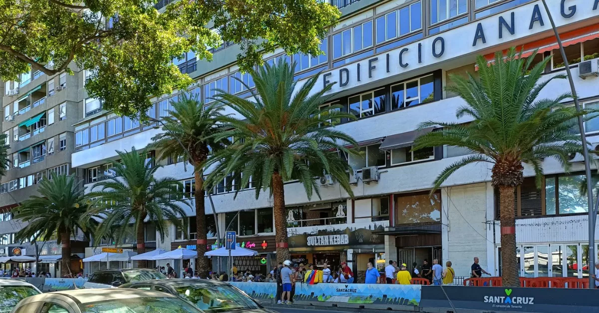 Cola para votar en el Consulado de Venezuela en Santa Cruz de Tenerife, único lugar de Canarias desde el que se pudo votar para las elecciones venezolanas del domingo./ REDES