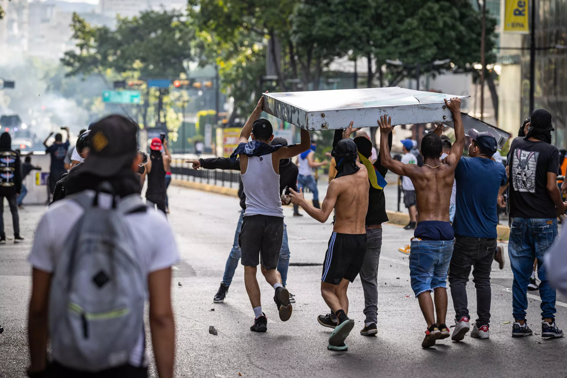 Tensión en Venezuela: manifestantes se enfrentan a la Guardia Nacional Bolivariana (GNB), por los resultados de las elecciones presidenciales este lunes, en Caracas (Venezuela). / HENRY CHIRINOS-EFE