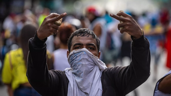 Un hombre, encapuchado, protesta en el centro de Caracas contra Maduro. / HENRY CHIRINOS-EFE Un hombre, encapuchado, protesta en el centro de Caracas contra Maduro. / HENRY CHIRINOS-EFE