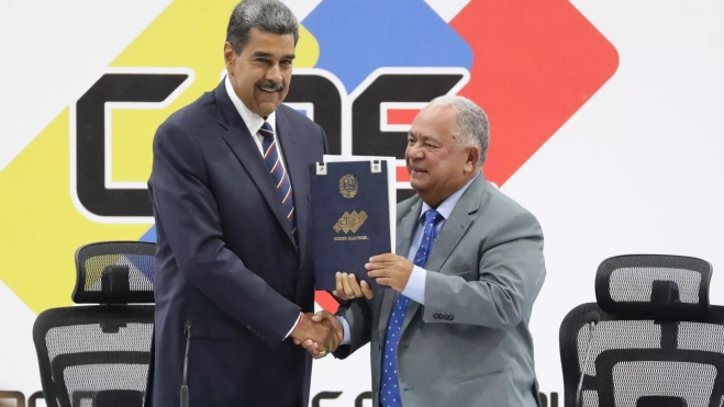 Maduro recoge su acta para jurar el cargo como presidente de Venezuela. / RONALD PENA-EFE Maduro recoge su acta para jurar el cargo como presidente de Venezuela. / RONALD PENA-EFE