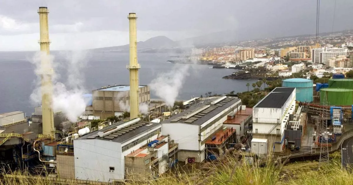 El sector energético emite el 88% de los gases de efecto invernadero en Canarias. En la imagen, la central térmica de Candelaria / RAMÓN DE LA ROCHA-EFE